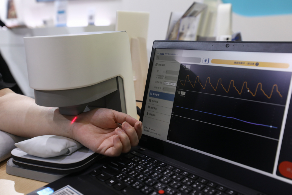 金百利耘康脈象檢測系統透過電腦精準控制升降系統，還原中醫師三指把脈過程的舉、按、尋手法，將脈象感受轉化成數據，未來可結合大數據分析，實現智慧醫療及準確性